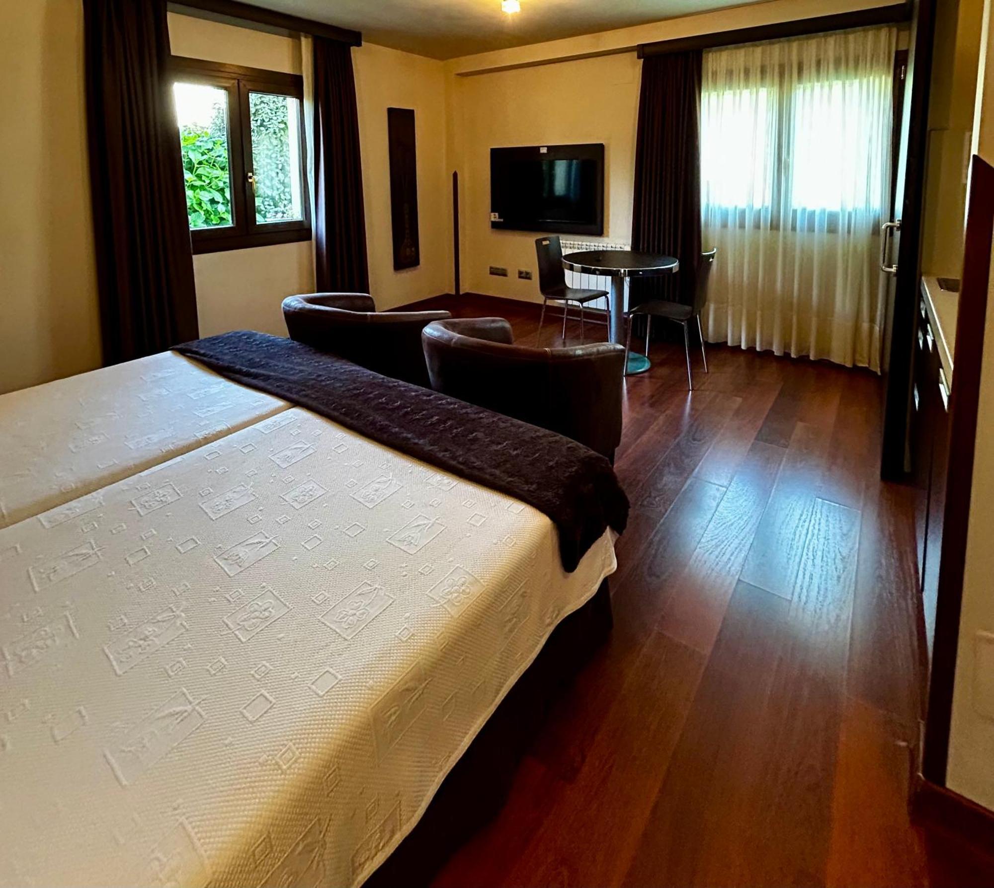 Apartamentos Rurales L'Arquera ยาเนส ภายนอก รูปภาพ